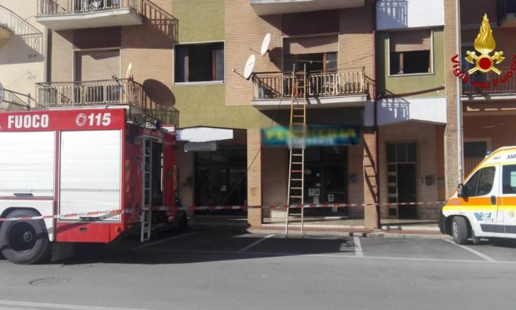 Villa Musone, fiamme in un appartamento: estratte due persone dai Vigili del Fuoco Villa Musone, fiamme in un appartamento: estratte due persone dai Vigili del Fuoco