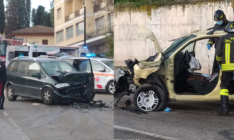 Macerata, frontale tra due auto in via dei Velini: due feriti trasportati in gravi condizioni a Torrette (FOTO e VIDEO)
