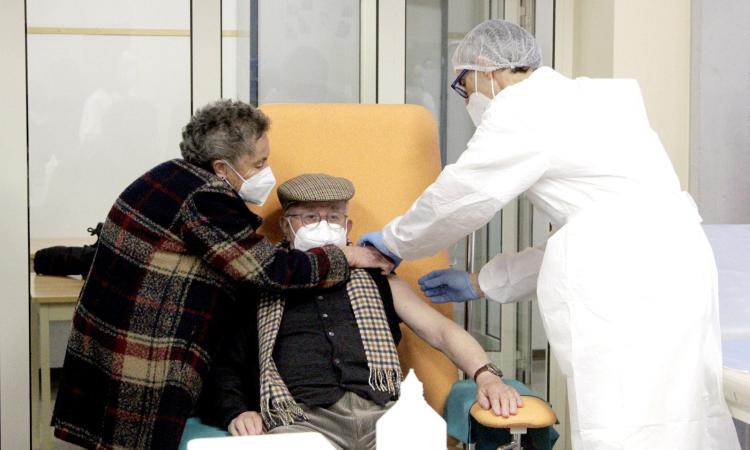 Macerata, la carica dei primi 248 over 80 al V-day: "partenza a rilento ma nessuna criticità" (FOTO)