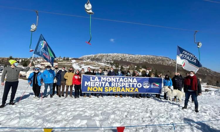 Fratelli d'Italia manifesta sulla neve di Bolognola: "La montagna merita rispetto, non Speranza"
