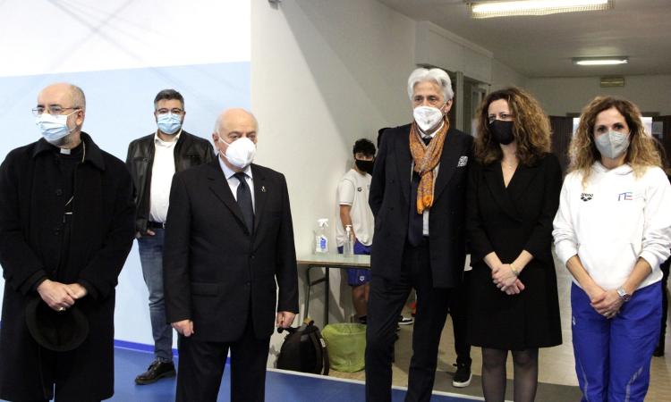 Macerata e l'ITE 'A.Gentili' hanno le loro due nuove palestre: primo pallone 'battuto' da Parcaroli (FOTO) Macerata e l'ITE 'A.Gentili' hanno le loro due nuove palestre: primo pallone 'battuto' da Parcaroli (FOTO)