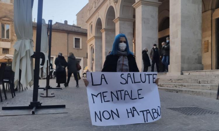 Macerata - Salute mentale e tabù, un cartellone squarcia il velo del silenzio. Ilaria: "Non nascondetevi"