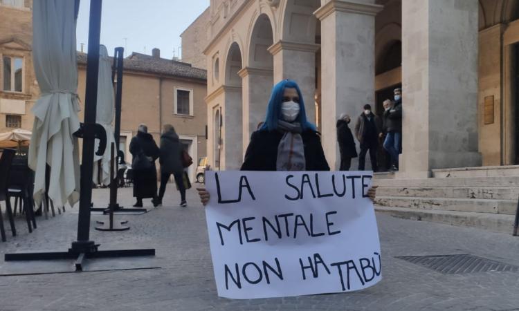 Macerata - Salute mentale e tabù, un cartellone squarcia il velo del silenzio. Ilaria: "Non nascondetevi" Macerata - Salute mentale e tabù, un cartellone squarcia il velo del silenzio. Ilaria: "Non nascondetevi"