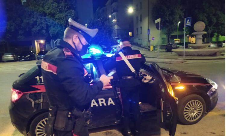 Macerata - Giovani alla guida ubriachi, scattano le denunce: una 25enne finisce contro un cancello