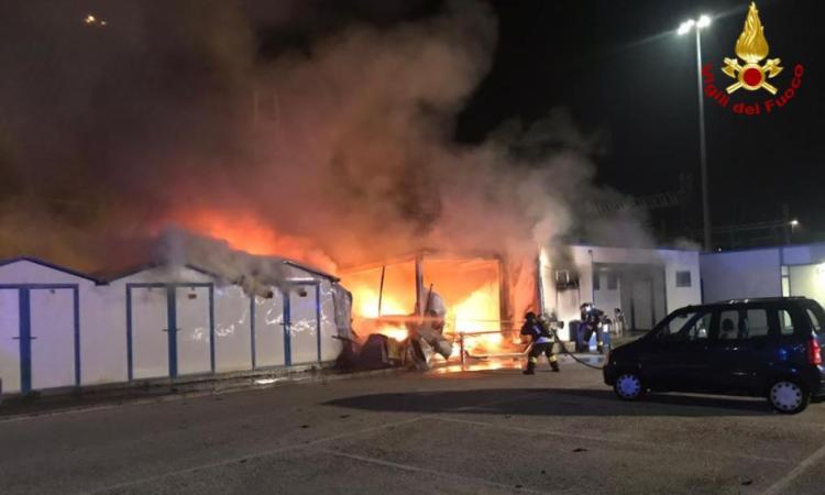 Ancora fiamme al porto di Ancona: distrutti capannoni e barche (FOTO)