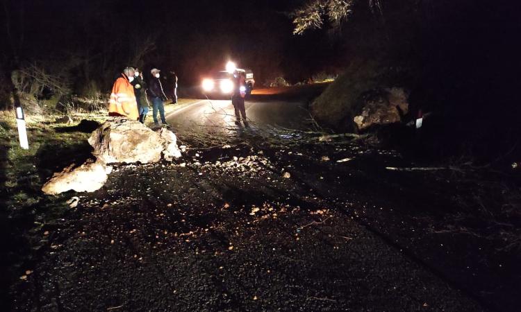 Esanatoglia, frana lungo la Provinciale 29: strada chiusa al traffico