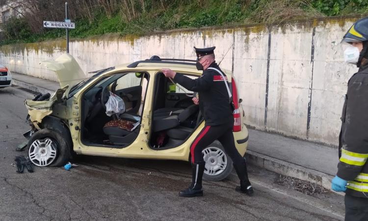 Macerata, provoca incidente in via dei Velini: conducente senza patente e sotto l'effetto di alcol e droga Macerata, provoca incidente in via dei Velini: conducente senza patente e sotto l'effetto di alcol e droga