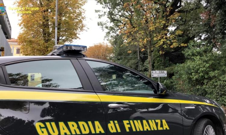 Covid, tamponi "troppo" rapidi. Bastano meno di 5 minuti: denunciati due farmacisti Covid, tamponi "troppo" rapidi. Bastano meno di 5 minuti: denunciati due farmacisti