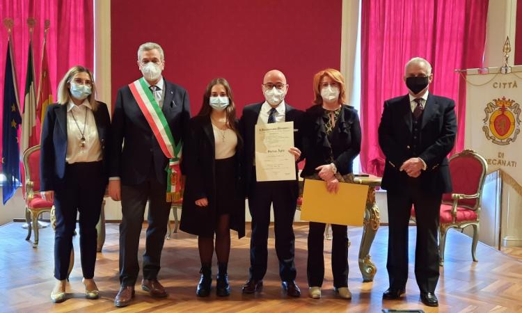 Recanati, Ferdani incontra il Sindaco: onorificenza di Cavaliere consegnata a Stefano Apis Recanati, Ferdani incontra il Sindaco: onorificenza di Cavaliere consegnata a Stefano Apis