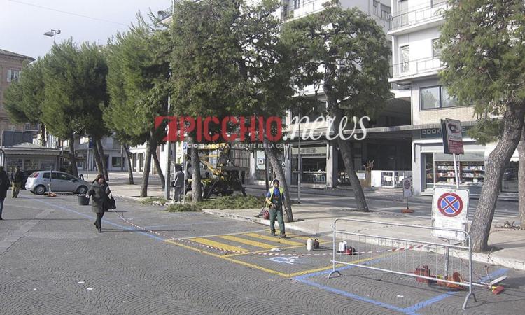 Civitanova, lavori in piazza XX Settembre: restyling per il marciapiede del vialetto nord