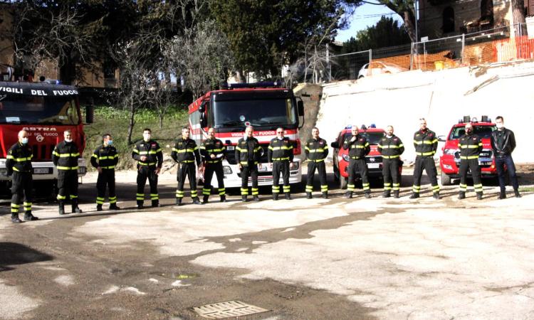 Vigili del Fuoco Macerata, il capo reparto Mario Flamini va in pensione: salutato con il suono delle sirene (Video e Fotogallery) Vigili del Fuoco Macerata, il capo reparto Mario Flamini va in pensione: salutato con il suono delle sirene (Video e Fotogallery)