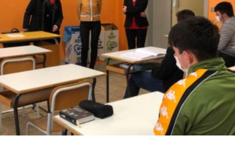 Stop alle lezioni in presenza per tutte le classi delle scuole medie di Mogliano e Petriolo