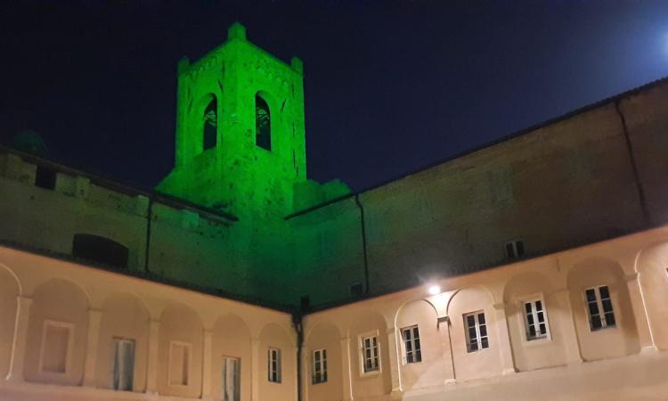 Recanati, la Torre del Passero Solitario illuminata di verde per la giornata delle malattie rare