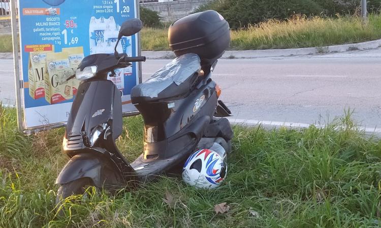 Tolentino, scooter contro auto in via Pertini : un uomo trasportato al Pronto Soccorso Tolentino, scooter contro auto in via Pertini : un uomo trasportato al Pronto Soccorso