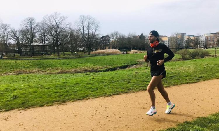 Simone Luciani corre per donare '10 sorrisi': la sfida solidale del maratoneta di Potenza Picena