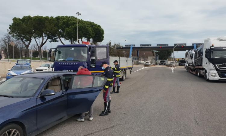 Civitanova, tenta la fuga dall'Italia dopo aver rubato un mezzo industriale: camionista in manette