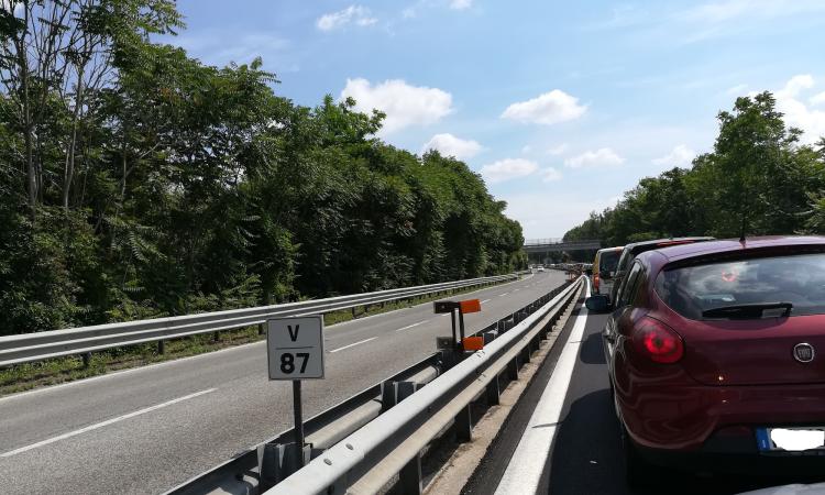 Auto in fiamme in direzione Sforzacosta: superstrada chiusa al traffico, coda chilometrica Auto in fiamme in direzione Sforzacosta: superstrada chiusa al traffico, coda chilometrica