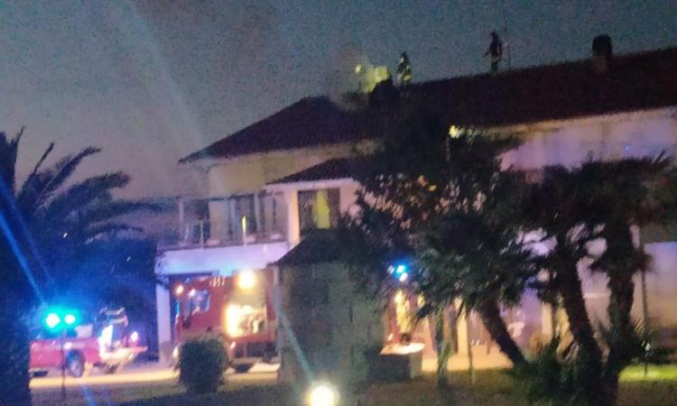 In fiamme la canna fumaria di un'abitazione a Sforzacosta: Vigili del Fuoco al lavoro In fiamme la canna fumaria di un'abitazione a Sforzacosta: Vigili del Fuoco al lavoro