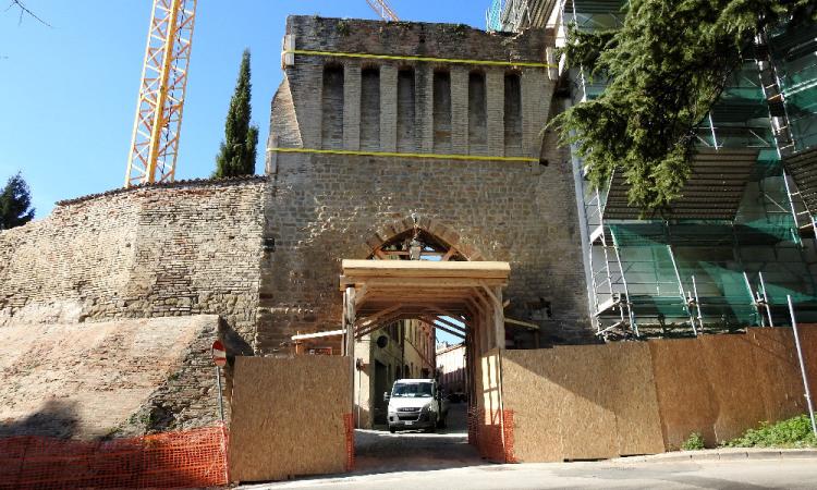 Tolentino, ad aprile partiranno i lavori di restauro di Porta Marina dopo oltre 4 anni dal sisma Tolentino, ad aprile partiranno i lavori di restauro di Porta Marina dopo oltre 4 anni dal sisma