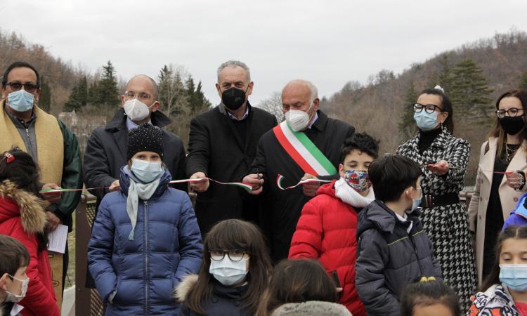 Muccia, il Ponte dell'Amicizia unisce le generazioni: bimbi protagonisti al taglio del nastro (FOTO e VIDEO)