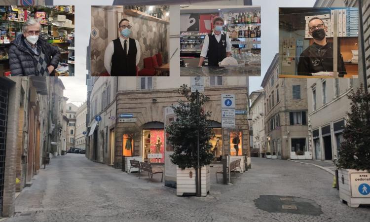 Macerata, la zona rossa cambia volto al centro. Sabato di controlli e silenzio: "Tristezza totale" (FOTO) Macerata, la zona rossa cambia volto al centro. Sabato di controlli e silenzio: "Tristezza totale" (FOTO)
