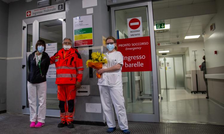 Macerata, Festa della donna: dalla Croce Verde mimose per le operatrici del Pronto Soccorso (FOTO) Macerata, Festa della donna: dalla Croce Verde mimose per le operatrici del Pronto Soccorso (FOTO)