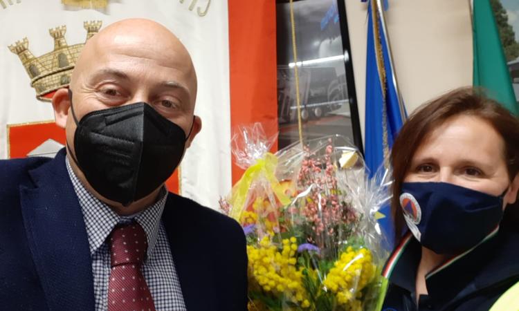 Camerino, una mimosa per Antonella Menghi: il Sindaco omaggia la Protezione Civile
