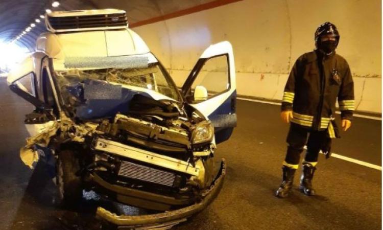 Muccia, schianto tra auto e camion lungo la galleria 'Maddalena': un ferito al Pronto Soccorso