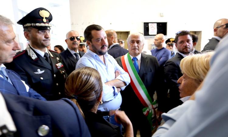 Scoperti 113 evasori all'Hotel House, Salvini: "Tollerenza zero contro i fortini dell'illegalità"