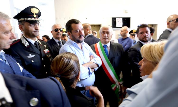 Scoperti 113 evasori all'Hotel House, Salvini: "Tollerenza zero contro i fortini dell'illegalità" Scoperti 113 evasori all'Hotel House, Salvini: "Tollerenza zero contro i fortini dell'illegalità"