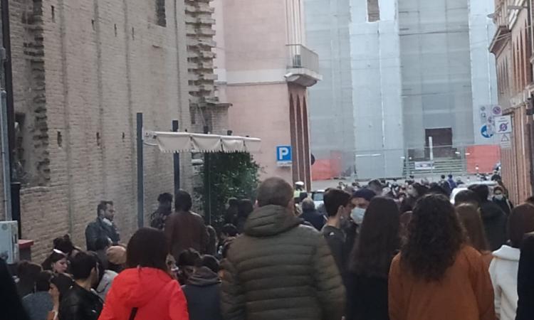 Pasqua in zona rossa, lockdown dal 3 al 5 aprile. Nuovo decreto in arrivo: ecco la bozza Pasqua in zona rossa, lockdown dal 3 al 5 aprile. Nuovo decreto in arrivo: ecco la bozza
