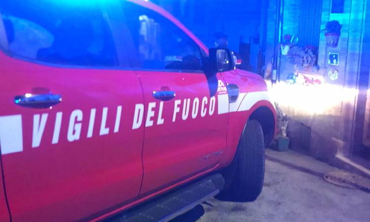 Macerata, pentola dimenticata sul fuoco: incendio in un edificio del centro storico Macerata, pentola dimenticata sul fuoco: incendio in un edificio del centro storico