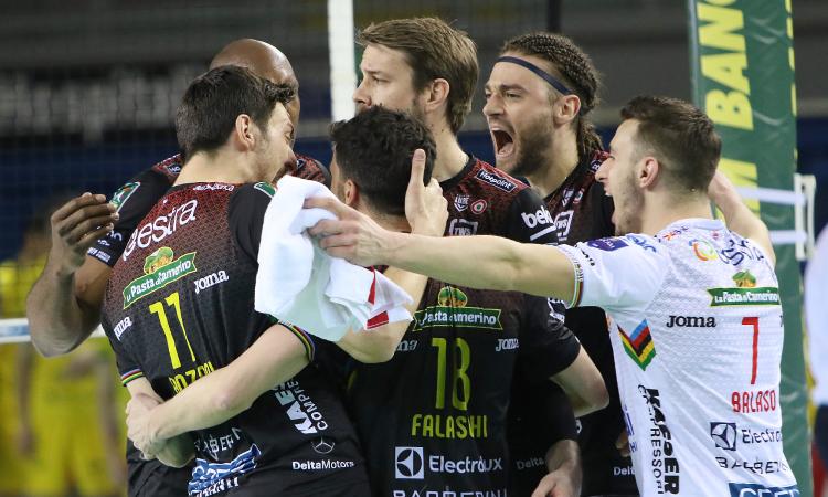 Questa Lube è più forte del Covid: Modena si arrende in tre set, gara 1 se la prende Civitanova Questa Lube è più forte del Covid: Modena si arrende in tre set, gara 1 se la prende Civitanova