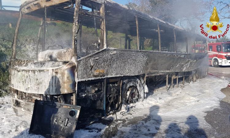 Mogliano, paura lungo la Provinciale 72: autobus devastato dalle fiamme