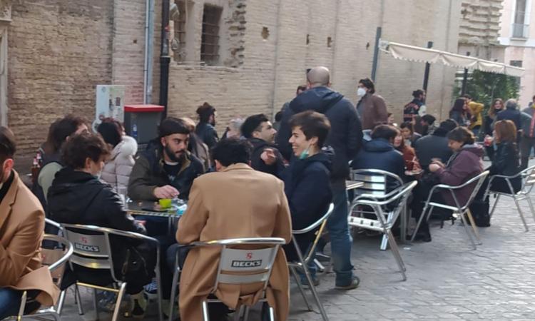 I giovani per bene e la loro vita Covid-travolta che non fa notizia I giovani per bene e la loro vita Covid-travolta che non fa notizia