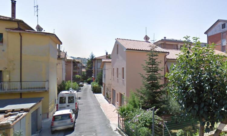 Tolentino, si abbatte un edificio danneggiato dal sisma in via Pasubio: come cambia la viabilità