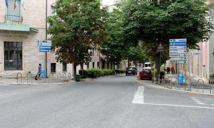 Macerata, apertura pozzetti per la posa di cavi in viale Don Bosco: come cambia la viabilità Macerata, apertura pozzetti per la posa di cavi in viale Don Bosco: come cambia la viabilità