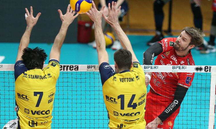 Playoff Scudetto, la Lube espugna il Pala Panini e vola in semifinale: Modena si inchina dopo 4 set (FOTO) Playoff Scudetto, la Lube espugna il Pala Panini e vola in semifinale: Modena si inchina dopo 4 set (FOTO)