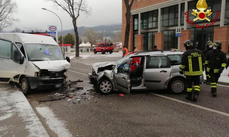 Scontro tra un minibus e un'auto sulla provinciale Muccese: sei feriti in ospedale Scontro tra un minibus e un'auto sulla provinciale Muccese: sei feriti in ospedale