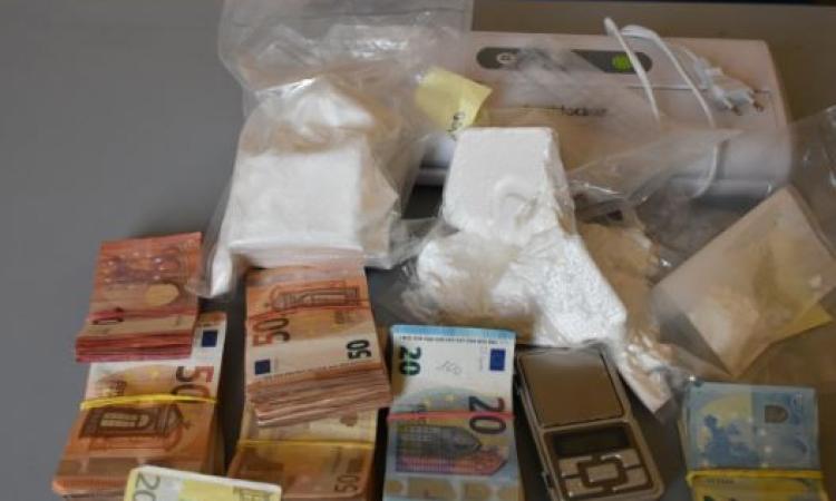 Civitanova, quasi un chilo di cocaina e 18mila euro nascosti in casa: in manette barista 32enne