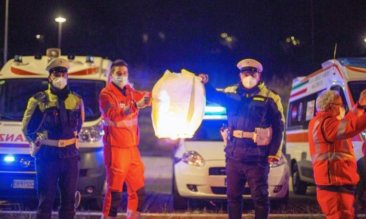 La Croce Verde ricorda le vittime del Covid: tante lanterne illuminano il cielo di Macerata (FOTO) La Croce Verde ricorda le vittime del Covid: tante lanterne illuminano il cielo di Macerata (FOTO)