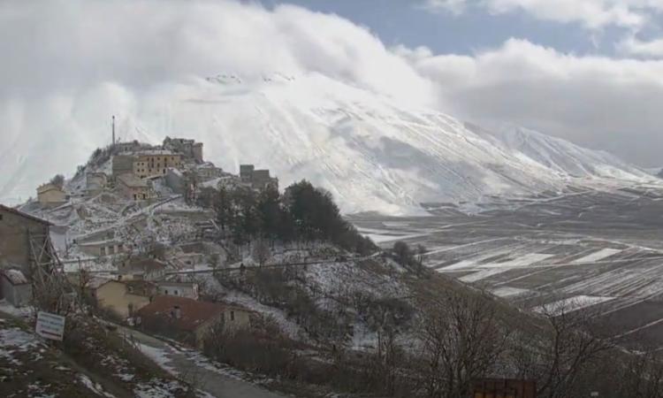 Bufera a Castelluccio di Norcia nel primo giorno di primavera (VIDEO)