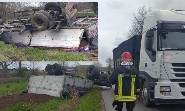 Rimorchio di un camion si ribalta fuori strada: era partito dal Cosmari, trasportava compost  (FOTO)