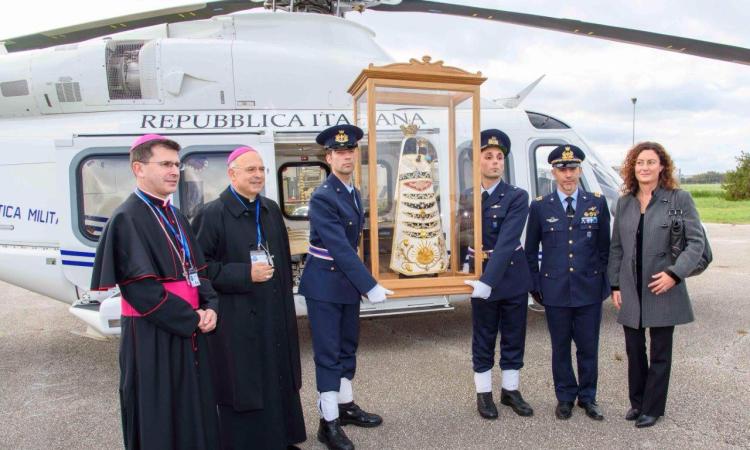 Dopo un anno di pellegrinaggio la sacra effige della Madonna di Loreto torna alla Santa Casa Dopo un anno di pellegrinaggio la sacra effige della Madonna di Loreto torna alla Santa Casa