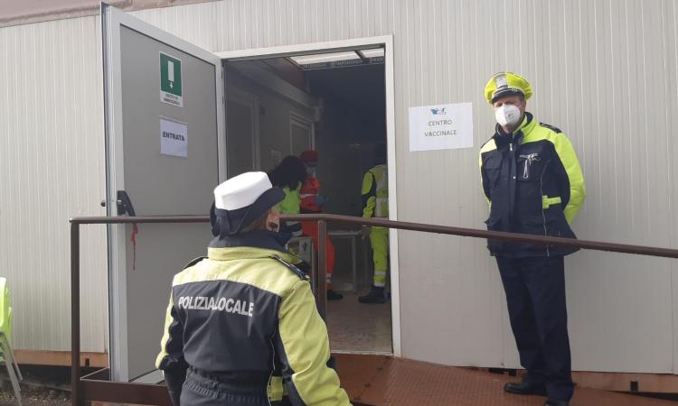 Vaccinazioni Camerino, 90 le somministrazioni giornaliere: "Nessuno rifiuta AstraZeneca" Vaccinazioni Camerino, 90 le somministrazioni giornaliere: "Nessuno rifiuta AstraZeneca"