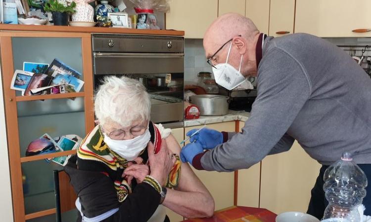 Macerata, al via i vaccini domiciliari: tra le prime over 80 a riceverlo c'è Lina Cecchettini