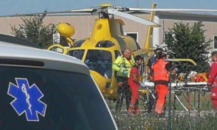 Civitanova, scontro con un'auto: giovane motociclista trasferito d'urgenza a Torrette Civitanova, scontro con un'auto: giovane motociclista trasferito d'urgenza a Torrette