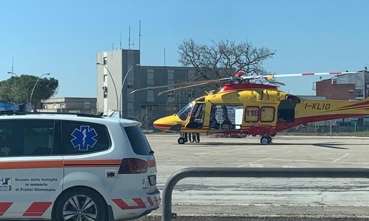 Civitanova, muratore cade da quattro metri e viene schiacciato da un'inferriata: è grave