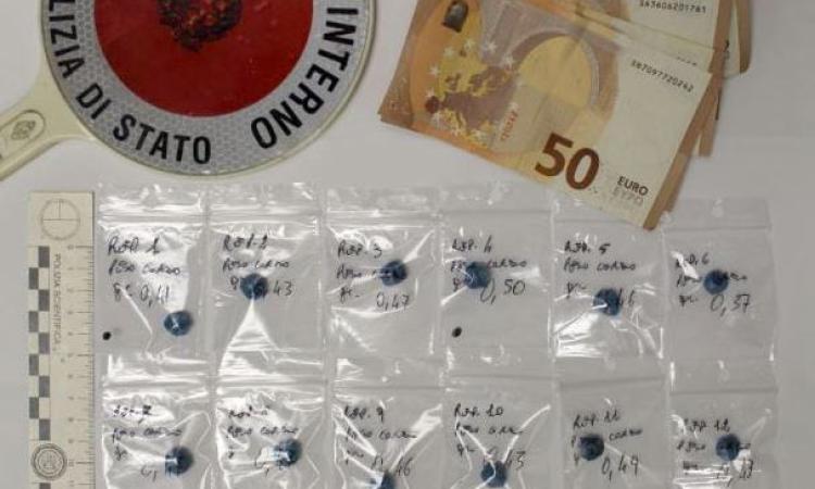 Civitanova, sorpreso ad attendere i 'clienti' con 18 involucri di eroina: giovane clandestino in manette