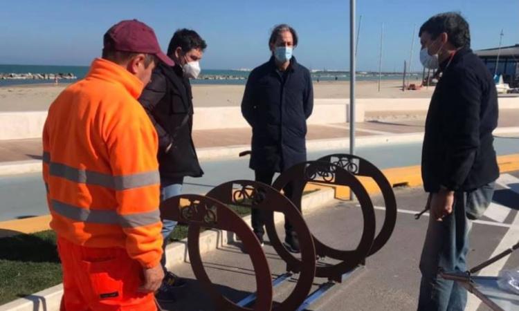 Civitanova, sul lungomare nord arrivano le rastrelliere: "rafforzato l’impianto delle piste ciclabili"